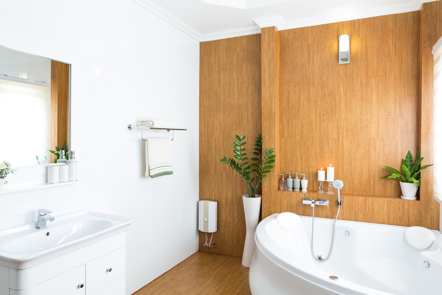 Фото интерьера ванной комнаты с сочетанием коричневого и белого