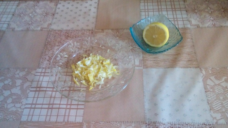 Добавить лимон