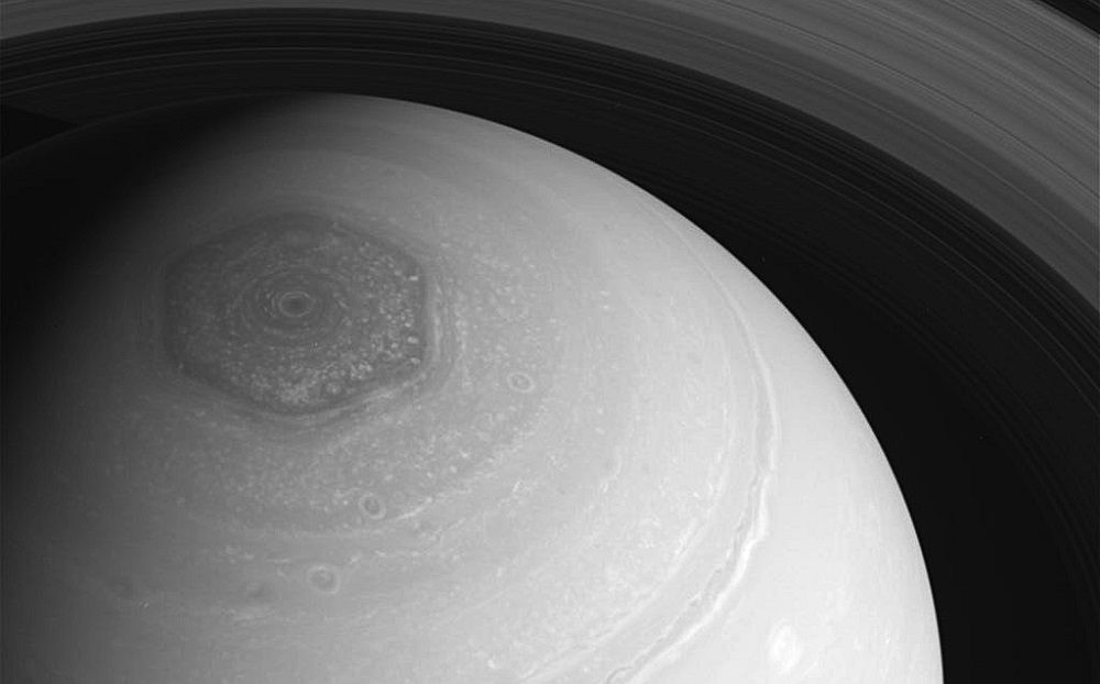 Шестиугольный вихрь вращается над полюсом Сатурна