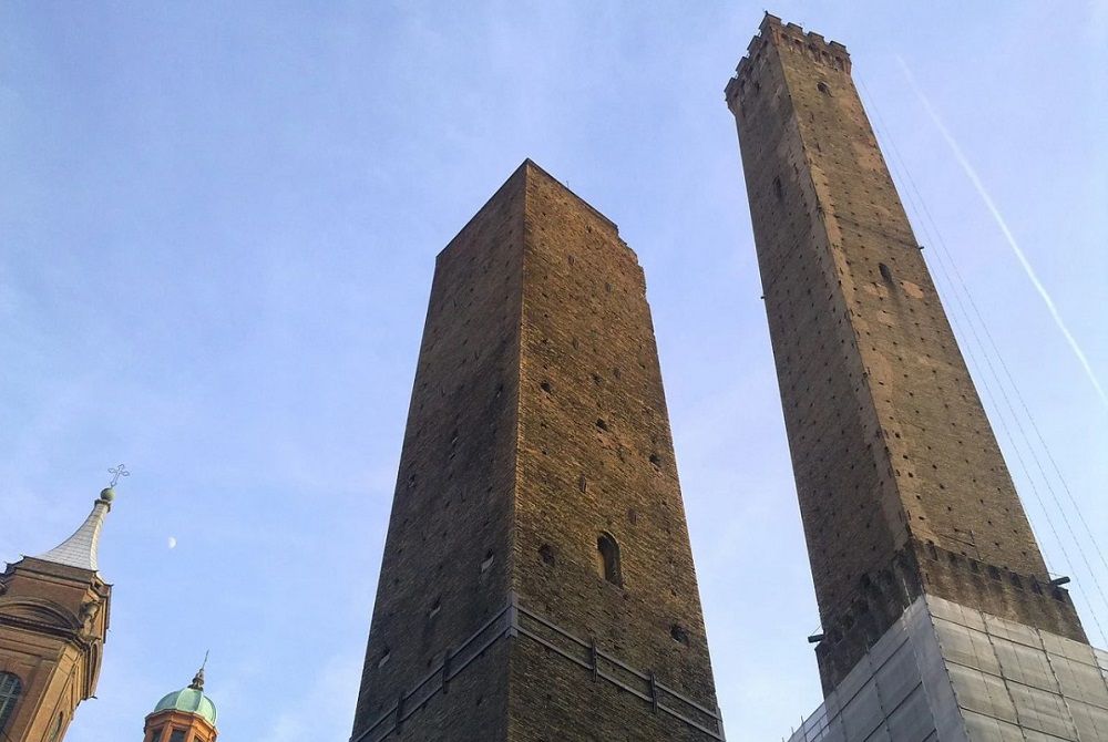 Две башни Болоньи Азинелли и Гаризенда