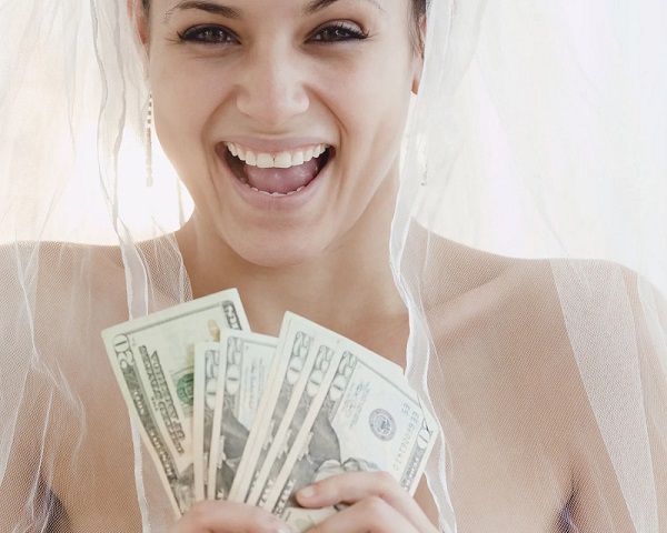 5 знаков зодиака, которые могут вступить в брак из-за денег